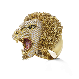 lion_ring_with_colourless_diamonds_pink_sapphires_black_diamonds_and_enamel_in_18kt_yellow_gold