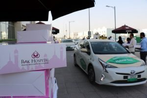 RAK Hospital staffers hand Iftar packages to cabbies 1